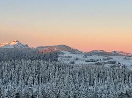 True Ski-In-Ski-Out Rare 3-Bed Condo, hotel em Mount Washington