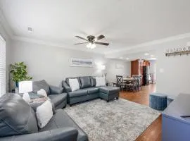 Luxury 3BR3BA TWO KING BEDS Fast WiFi, Free Parking, 5mins-Liberty University & Airport LYH great for Families, Business Travel or Weddings guest