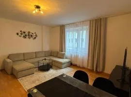 Cozy 2-Bedroom Retreat Near Subway and City Center