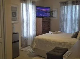 NO DAY OF BOOKING 24 HOURS NOTICE One private Master Efficency Suite Room with Bathroom for one person or couple with a pool breakfast included message here or email Floridastylz74 g mail com