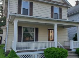 Olean New York 4 bedrooms entire house near Saint Bonaventure, hotel v mestu Olean