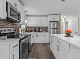 Evergreen Villa Poconos - Hot Tub, Fire Pit, Close to Kalahari, Great Wolf Lodge and Camelback, хотел в Tobyhanna