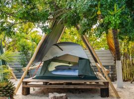 Camping, Glamping y Caravanas Dos Lunas, hotel en Celestún