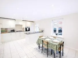 Spacious House 10 min away from NEC, BHX Parking