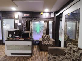 Hotel O Shri Sai Niwara Lodge، فندق في Dhule