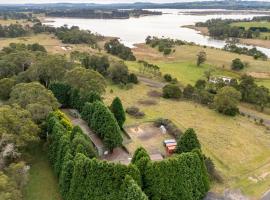 Serene Farmhouse with Lake Views, hotel en Burrawang