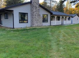 The Oasis of the Valley, Hotel in Kazabazua