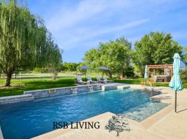 The Perfect Getaway 5BR with Pool and Hot Tub, hotel din Ponder