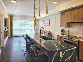 Family Stylish 1BR and Den Condo -Apartment with City View, Downtown, Balcony, Free Parking, In-Suite Laundry!