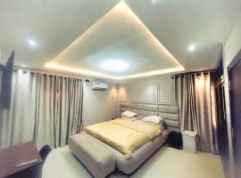 Rare Luxury 2bed guest house with private garden close to airport, hotel con estacionamiento en Magodo