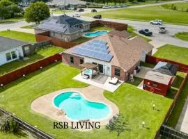 5BR Getaway in DeSoto with Pool Hot Tub & Cinema