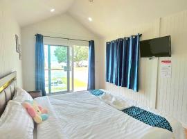 บลูคริสตัลรีสอร์ทแหลมสิงห์, hotel em Laem Sing