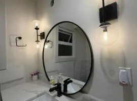 Vancouver Downtown Apartment - Walk to SkyTrain & BC Place, Free Parking