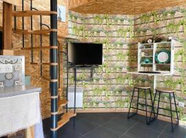 Mini-maison près de Paris avec cour privée - FR-1-581-160, hotel a Toury