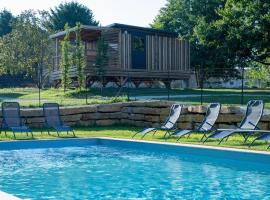 Cabane bucolique avec wifi, animaux admis, parking - FR-1-653-287, hôtel à Bioussac