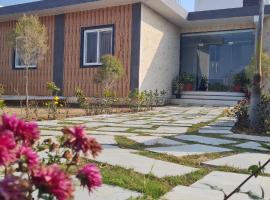 AmarVandana Palace, готель у місті Rādha Kund