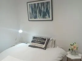 Lovely Timber Lodge Ensuite room in Corby Town centre NN17