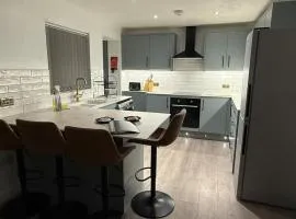 Spacious 4 Bed Canterbury Home Free Parking & Garden