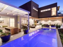Absolute Noosa Waterfront -Pool-Gym-Sauna-Pontoon