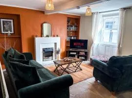 Bourne Cottage, Cozy 3 Bed, Sleeps 7, Pet Friendly, Perfect for Families & Walkers, Xbox S