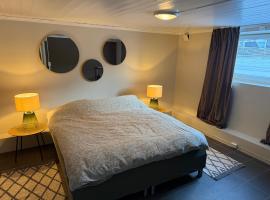 Egen inngang, privat hybel i Porsgrunn sentrum med gratis parkering, hotel in Porsgrunn