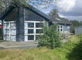 House with whirlpool, lake view and access, hotel en Sunds