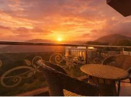 Vista Resort-Centrally Heated & Air Cooled Near Maximus Mall # Parking # Near Market # Top Rated # Most Awarded # Premium Rooms # Property Of The Year # By Royal Castle #