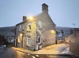 Northcliffe - Stylish Stone Cottage - Spa Bath - Peak Views
