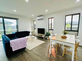 Elegant 3-Bedroom House with Free secured Parking, Hotel in Clyde North