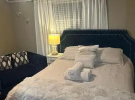 Sunny guest suite near the beach