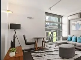 Dockland Retreat with Free Parking