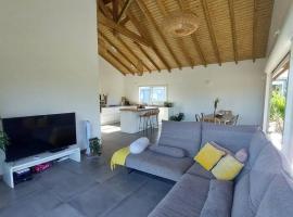 Bright bohemian chic villa and its wooded garden, hotel di Goyave