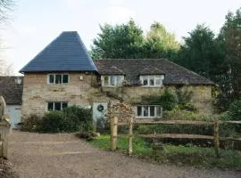Historic Oast House I Sleeps 12 I Huge Garden Perfect for Families