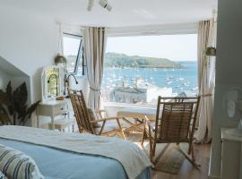 Stunning High Street Townhouse With Sea Views & Parking at 'Tide View Townhouse', hotel v mestu Falmouth