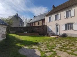 Maison dans un joli village typique du Cantal!