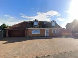 Detached, 5 Double Bedrooms, 3 En-Suites, 5 Car Parking