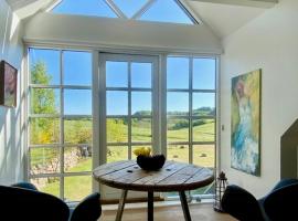 Farm Apartment With Mols Bjerge Views, hotel en Knebel