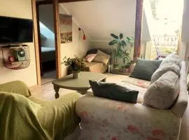Hygge Home - Bright Cottage-Style Apartment with Terrace & Free Weekend parking