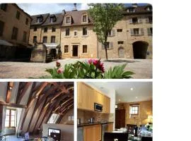 Le Grenier du Chapitre son loft avec les poutres et l'appartement une chambre sans les poutres