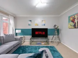 4 BR Maidstone Spacious House -Drive Parking sleeps 7