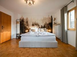 Altbau-Charme & Bergblick I Stylisches 75qm Juwel mit 2 Balkonen und Parkplatz, hotel a Bodenmais