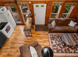 Hot Tub • 2mi Miguel’s • 3mi Natural Bridge, hotel Slade-ben