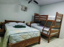 Tres Diamantes Habitaciones con piscina, hôtel à Parrita