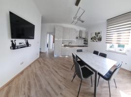 Sunny CentralApartment -3 bedrooms ,Private Parking, hotel din Monfalcone