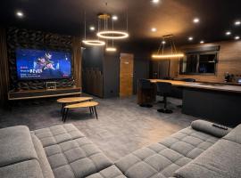 Villa design, piscine chauffée et jacuzzi, hotel in Douzy