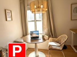 Boho 1-Bedroom Beach Condo with Mid Size Parking, AC & Laundry，長灘的飯店