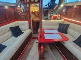 Voilier de tout confort, self catering accommodation in Cherbourg en Cotentin