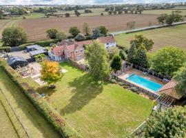 Luxury Spa Mansion With Heated Pool and Spa Facilities, hotel i Stanningfield