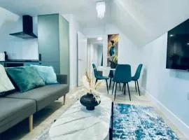 6-Bed Coastal Flat, Walk to Castle & Parking