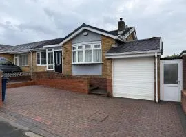 Stunning 2 Bedroom Bungalow - Free Parking - Convenient Location